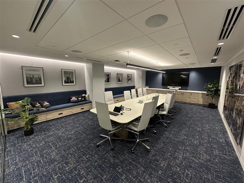 da33d19f-547a-4415-aae8-1b7e8cdbab3d A conference room with many chairs and tables.